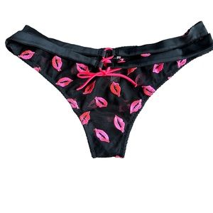 Victoria’s Secret black and pink lip embroidered lace thong NWT Sz L